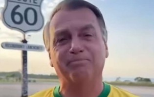 'Três mil pessoas no prédio. Se um cara bola um negócio qualquer, o que eu tenho a ver com isso?', detona Bolsonaro