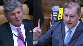 Humorístico, horário do recreio, brincando de parlamentares no púlpito da Câmara ou do Senado...