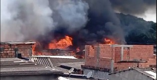 Incêndio devastador atinge dezenas de casas em SP (veja o vídeo)