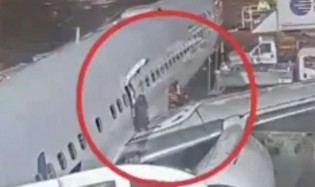 Mulher abre a porta de emergência de avião e sai andando pela asa (veja o vídeo)