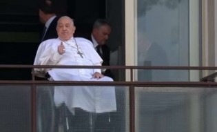 Papa faz 1ª aparição pública