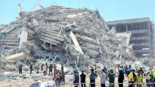 Forte terremoto faz prédios desabarem