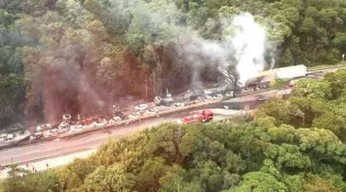 Surge vídeo do exato momento do acidente com carreta, que resultou em 25 veículos queimados (veja o vídeo)