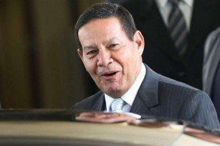 Mourão toma as dores de “generais frouxos, covardes e omissos” e acaba desmoralizado