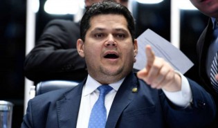 Alcolumbre joga pesado para derrubar influente ministro de Lula