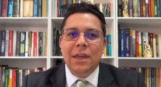 Advogado de réus no STF fala abertamente: “Moraes é um criminoso” (veja o vídeo)