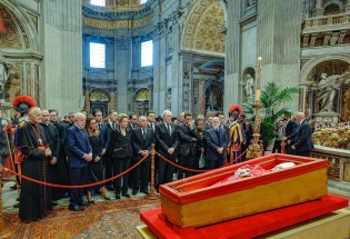 O “tour” de luxo de Lula e Janja com enorme comitiva no funeral do Papa