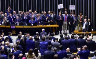 "Perguntem se o povo quer que aumente o número de deputados"