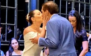 Senador de 80 anos surpreende e sobe ao altar pela 4ª vez para se casar com jovem de 20 e poucos anos