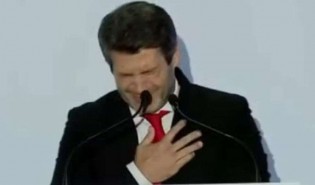 URGENTE: Candidato da direita em Portugal, toma um gole de água, leva a mão ao peito e vai ao chão (veja o vídeo)