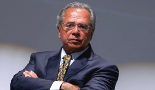 Enquanto Lula afunda o país, Paulo Guedes é aplaudido de pé na presença de Barroso e Hugo Motta