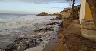 Mar avança e já engoliu 500 imóveis em praia no RJ (veja o vídeo)