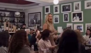 Sem contrato e sem dinheiro, ex-atriz da Globo vira 'cantora' em bares de Lisboa (veja o vídeo)