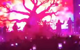 Famoso cantor sofre acidente durante show no Rio e cancela agendas (veja o vídeo)