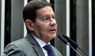 General Mourão surpreende e sai em defesa de Eduardo Bolsonaro