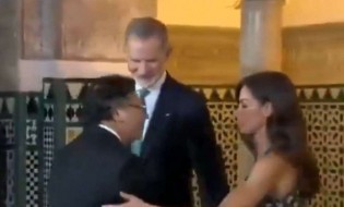 Presidente da Colômbia, Gustavo Petro, passa vergonha ao tentar beijar a rainha da Espanha (veja o vídeo)