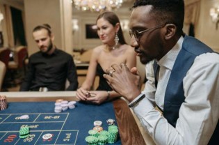 Por que os executivos gostam de relaxar jogando pôquer?