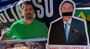 Thiago Gagliasso vai até manifestação em Copacabana e ironiza relação com irmão Bruno