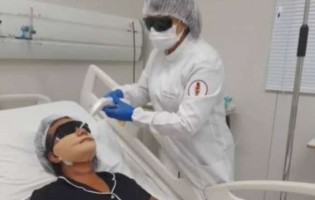 Mulher atacada com 61 socos mostra como está o rosto após cirurgia