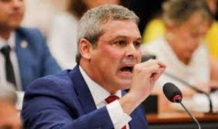 Lindbergh é flagrado chamando Nikolas de “frouxo” por não ter revidado ataque de deputada petista (veja o vídeo)