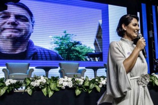 Michelle leva plateia ao delírio ao fazer referência a Lula: “cachaceiro, pinguço, irresponsável” (veja o vídeo)