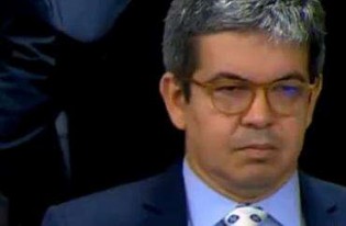 Com a expressão de derrotado do líder do governo, um segundo revés é anunciado