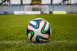 Mundos opostos, mesma paixão: O Brasileirão na reta final contra uma Europa que acaba de começar