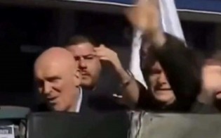 Manifestantes esquerdistas atacam com violência caravana de Milei na Argentina (veja o vídeo)