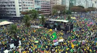 Eis o único "réu" a comparecer na manifestação de hoje
