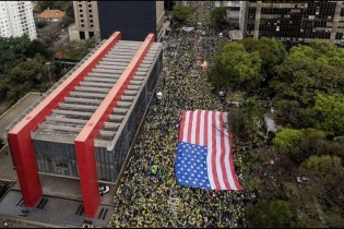 A estranha aparição da bandeira americana no meio da multidão conservadora no 7 de setembro