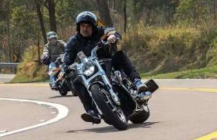 Ator morre ao cair de moto em SP e em seguida ser atropelado por caminhão