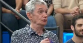 Cantor famoso se rende à militância e altera letra de música de sucesso (veja o vídeo)