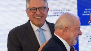 Cantor famoso internado por intoxicação rebate ministro de Lula