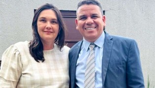 Parlamentar homenageia esposa como chefe de licitação e ela acaba presa em operação contra organização criminosa