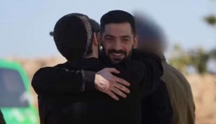 Depois de 738 dias em cativeiro, reféns são devolvidos por terroristas do Hamas