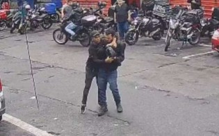 Em pleno centro de SP  homem toma tiro na cabeça e criminoso segue andando tranquilamente (veja o vídeo)