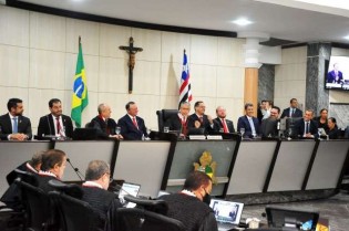 URGENTE: Sete magistrados são afastados de Tribunal