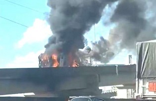 URGENTE: Cenas impactantes. Carreta tomba, pega fogo e motorista morre na entrada de POA (veja o vídeo)