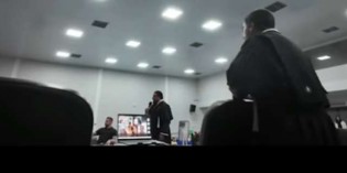 Confusão toma conta de julgamento, juíza manda retirar advogados e diz: "OAB que se dane" (veja o vídeo)