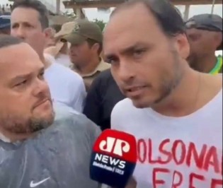 Carlos chega à manifestação e faz revelação sobre Bolsonaro (veja o vídeo)