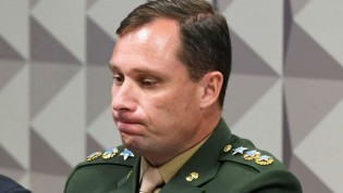 "Parabéns, Mauro Cid. Você é responsável pelo esfacelamento e destruição de milhares de famílias", detona Carlos Bolsonaro