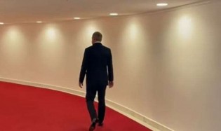 Toffoli resistiu, teve que ceder e deixou a reunião solitário e arrasado (veja o vídeo)