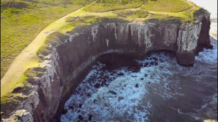 URGENTE: Ao tirar foto em perigoso ponto turístico, homem cai e desaparece no mar do RS