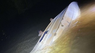 Lancha pilotada por condutor sem habilitação bate em píer e 6 pessoas morrem afogadas (veja o vídeo)