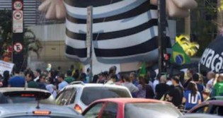 Começa a movimentação na Paulista e clássica "figura" histórica já está presente
