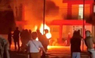 URGENTE: O regime na corda bamba. Povo cubano invade e põe fogo na sede do Partido Comunista