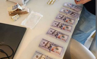 Polícia apreende cédulas falsas, carro e joias na casa de influenciadora com milhões de seguidores