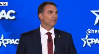 URGENTE: Nos EUA, Flávio faz alerta grave sobre eleições no Brasil e faz pedido a outros países