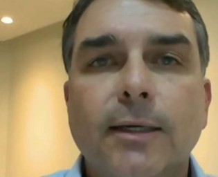 Na cara de jornalistas da GloboNews, Flávio mostra que o "Banco Master é do PT"