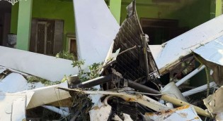 Avião cai sobre casa em Nova Iguaçu e piloto morre na hora (veja o vídeo)